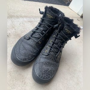 Black leopard print high top Sperry’s